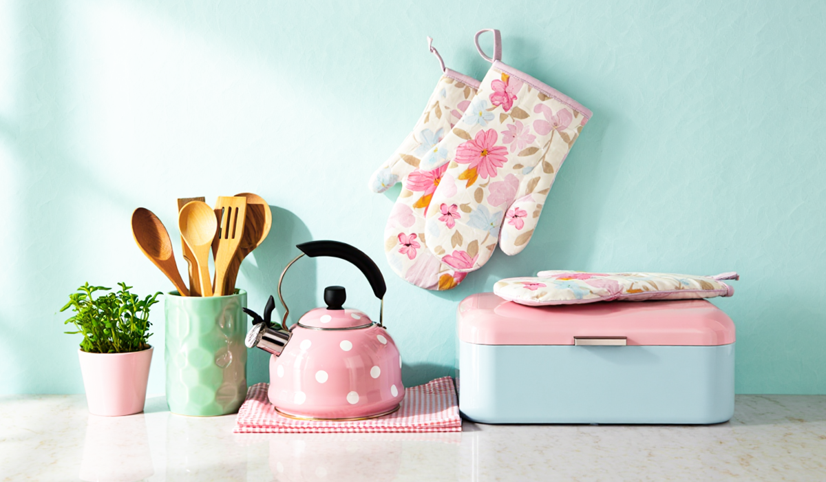 カラフルなケトルや調理器具